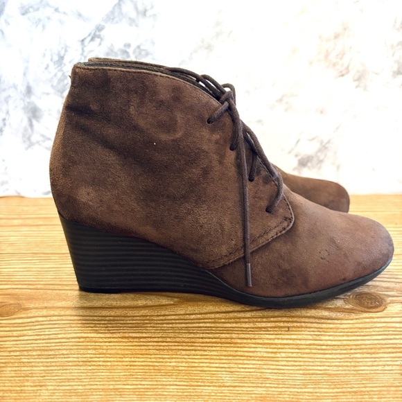 Clark’s Bendable Brown Suede Leather Wedge Ankle Boots Booties Size 6 - Picture 4 of 8